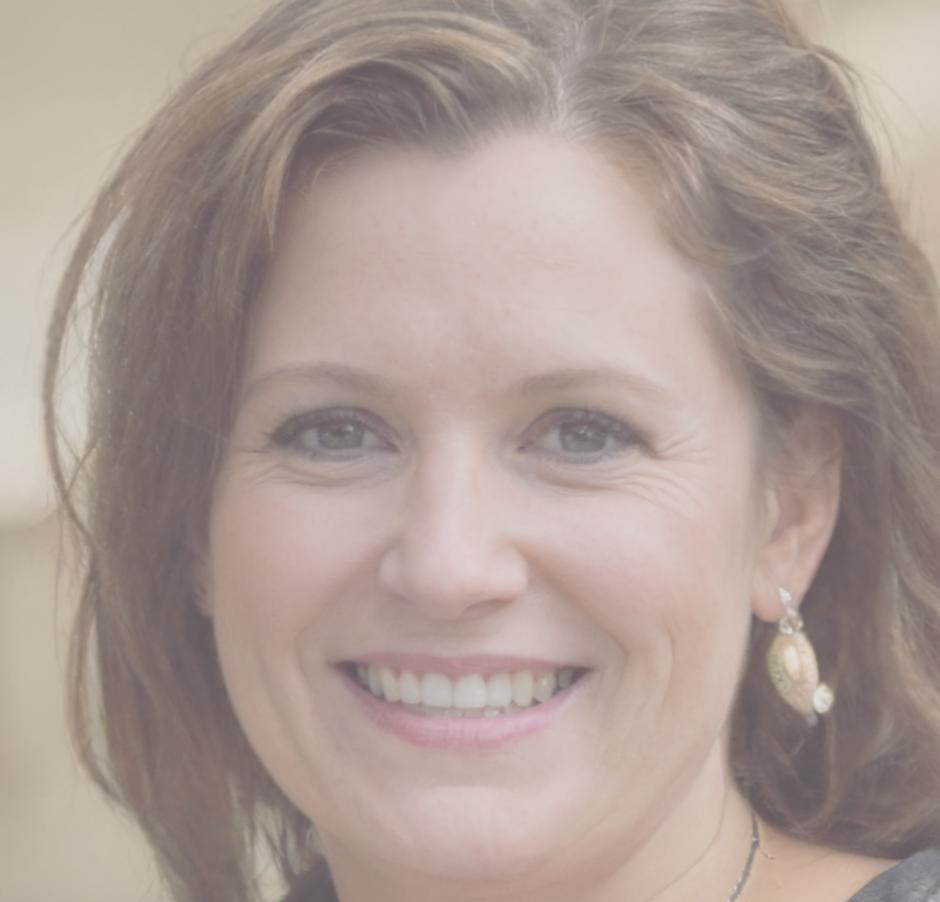 Portrait de Marie Dubois, dirigeante satisfaite de sa formation en leadership